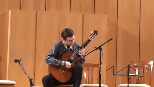 Гитарист-семиструнник Юрий Каманин