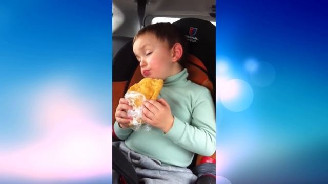 Отдай мой пирожок ! Прикол с полуспящим сынишкой :) смотреть онлайн