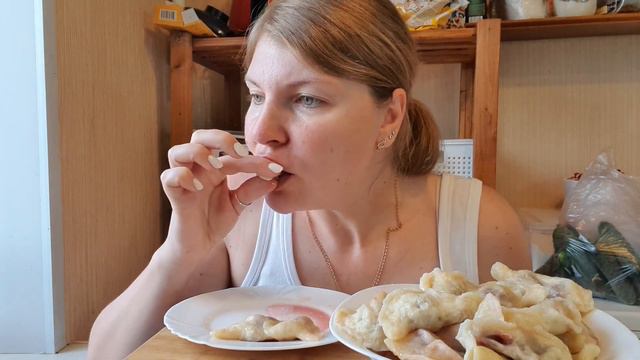 МУКБАНГ. ВАРЕНИКИ С ВИШНЕЙ🍒 смотреть онлайн