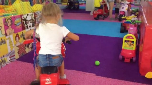 ДЕТИ ИГРАЮТ В ДЕТСКОЙ КОМНАТЕ 19.07.20