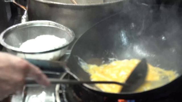 Japanese Comedians Love his RAMEN! Happy Chef has been cooking here for 36years! смотреть онлайн