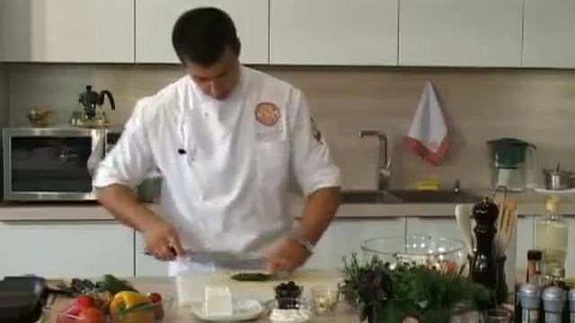 Бедро и голень гриль с соусом и греческим салатом смотреть онлайн