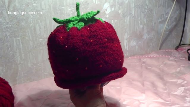 Вязание спицами Шапочка (шапка) Клубничка для девочки