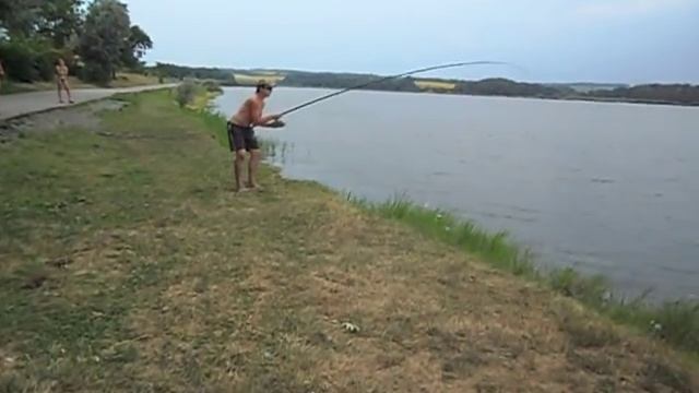 ЛОВЛЯ ТОЛСТОЛОБИКА ОКОЛО 10 КГ С ПОВЕРХНОСТИ смотреть онлайн