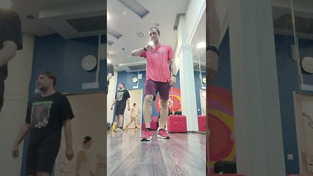 Шаффл. Учим танцевальную связку шаффл в студии. Shuffle. Cutting shapes. Tutorial. смотреть онлайн