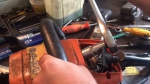 Как открутить свечу зажигания на бензопиле типа 5200.mp4