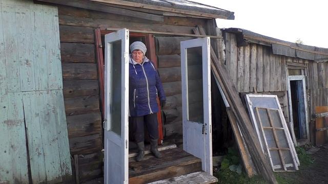 Лестница с крыльцом для дома за 100 рублей (A girl makes a porch) смотреть онлайн