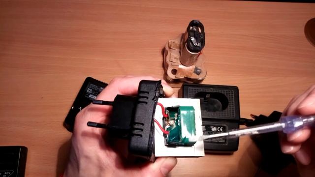 КАК ПОЧИНИТЬ ЗАРЯДНОЕ ШУРУПОВЕРТА // Простой ремонт БП 12V 18V смотреть онлайн