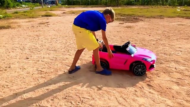 Max and Arina Ride on Toy Car & pretend play with toys смотреть онлайн