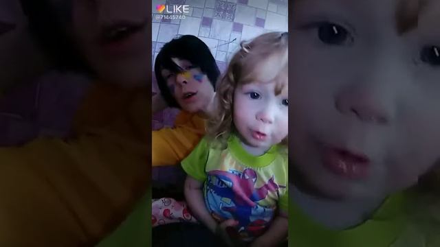 Учим говорить Амилию молоко?????. Это маленький дьявол??? смотреть онлайн