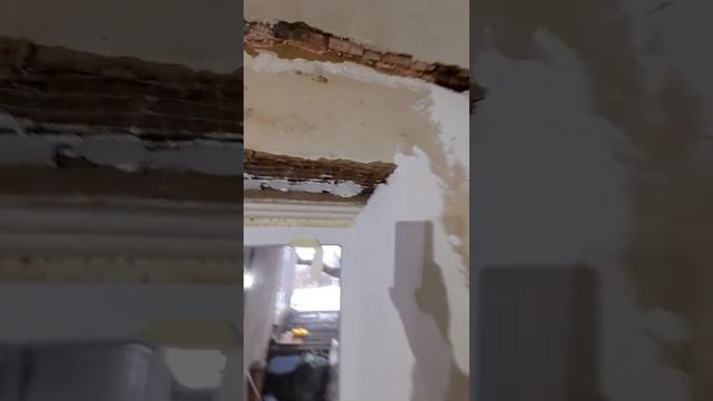 зал гостинная центральная комната дома после 7 дней неспешного ремонта. демонтаж, завоз материалов смотреть онлайн