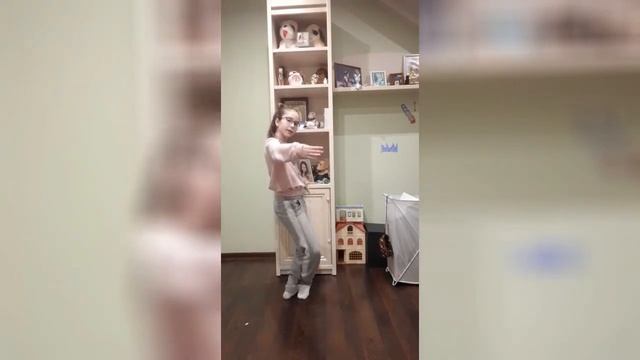 Элементы домашней работы от участников коллектива современного танца "Экзерсис" смотреть онлайн