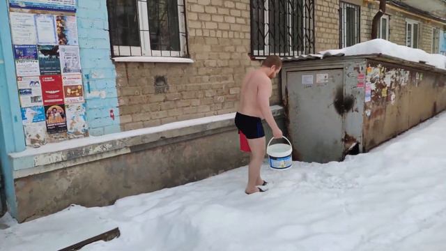 Обливание ледяной водой в минус 30 смотреть онлайн