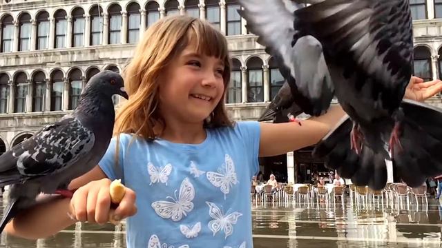 Aelita Andre interview in San Marco Square, Venice, Italy смотреть онлайн