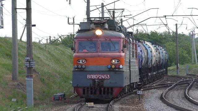 Встреча приветливого ЭП1М-605 с поездом №282 Череповец - Адлер и ВЛ80С-2453 с грузовым поездом смотреть онлайн