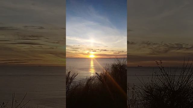 Закат солнца в Геленджике на Толстом мысе 28 ноября 2022 смотреть онлайн