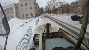 Чистим парковочные карманы и остановки.