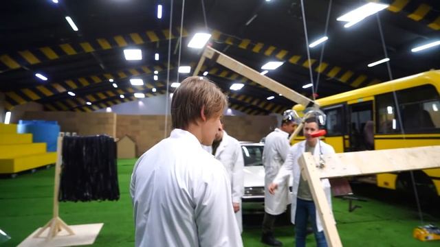 Машина vs Гигантские Резинки смотреть онлайн