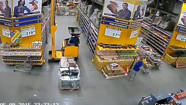 Летающий палет в магазине Лента