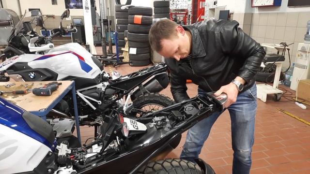 BMW R 1250 GS Обновляем ледовые поворотные огни. Updating LED turning lights. смотреть онлайн