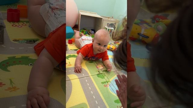 Младенец играет в ку-ку и ему это нравится. Карапузик любит играть в куку смотреть онлайн