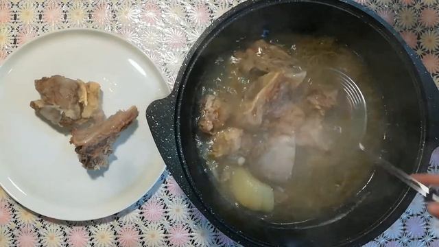 Суп из косточек говядины//beef bone soup... смотреть онлайн