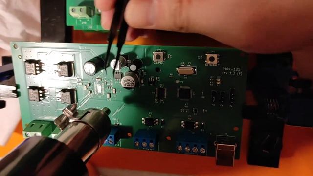 Выпаиваю конденсаторы 1206, 0805 феном Quick 857DW+. смотреть онлайн