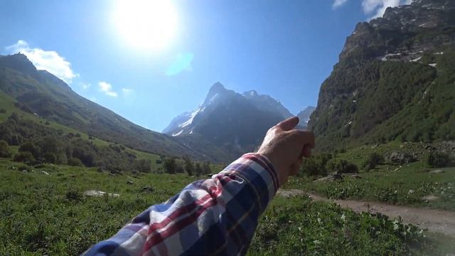 По ущелью Домбай-Ульген к Чучхурским водопадам смотреть онлайн