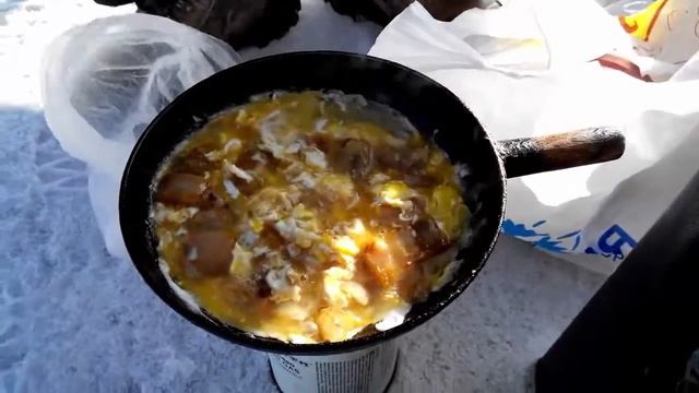 Горячая яишница на зимней рыбалке. Донецк 23.02.15 смотреть онлайн