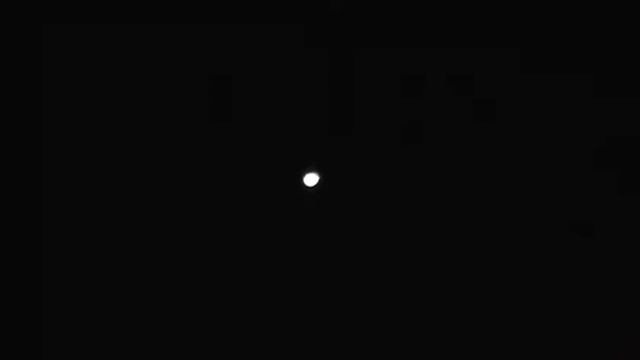 How the moon looks when seen from a 78X optical Zoom handy cam Panasonic SDR S50 смотреть онлайн