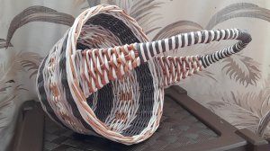 Плетёная пасхальная корзиночка (из газетных трубочек )