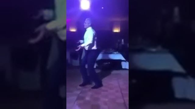 Мужик показал девушке как надо танцевать восточные танцы. смотреть онлайн