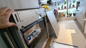 Ремонт выгнутой дверцы посудомойки.