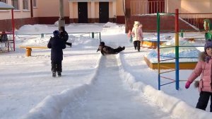 Зимние забавы в детском саду/Дети катаются с ледяной горки г.Павлодар/ SONY FDR-AX53