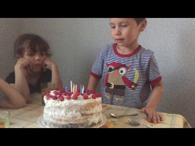 6 лет. Именинник задувает свечи смотреть онлайн
