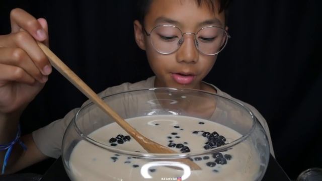 GAINT BOBA *Brown Sugar Milk Tea with Black Pearls | N.E Let's Eat смотреть онлайн