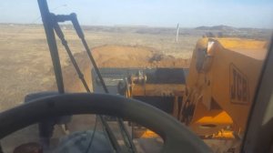 jcb 530  телескопический погрузчик копает яму