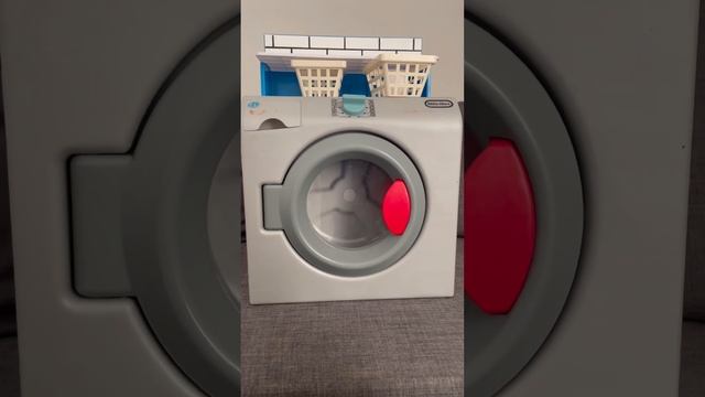 Biggest Toy Washing Machine - Kids Puts a Blue Rubber in to the Washing Machine смотреть онлайн