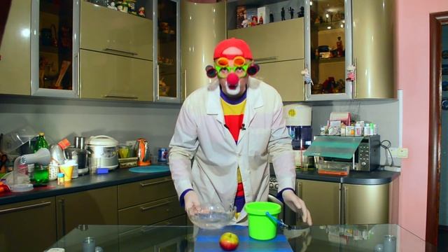 Клоун Дима лаборатория. Научное представление с яблоком. Закон всемирного тяготения смотреть онлайн