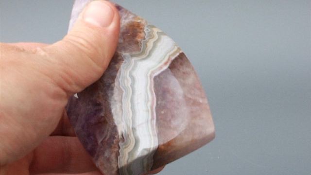 Пирамида из аметиста высотой 10 см из Бразилии для снятия стресса. смотреть онлайн