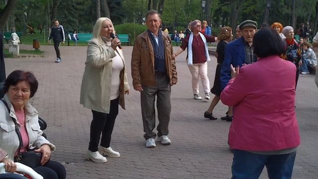 Танцы в Центральном парке Кишинева (У фонтана, у Татьяны, 23.04.2023, 9 эпизодов) Эпизод 3 смотреть онлайн