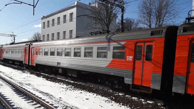 Электропоезд ЭТ2МЛ-077 "Лужский Рубеж", станция Гатчина-Варшавская смотреть онлайн