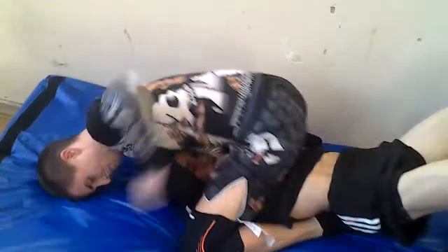 Старший сын обучает младшего борьбе смотреть онлайн