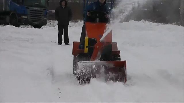 Минитрактор МТМ-10 чистит снег с передним роторным снегоуборщиком смотреть онлайн