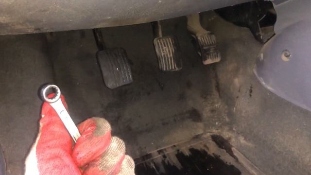 Как прокачать сцепление,и почему перед прокачкой оно пропадает автомобиль Hyundai Accent смотреть онлайн