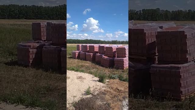 Черновой пол по грунту готов. Завезли кирпич!