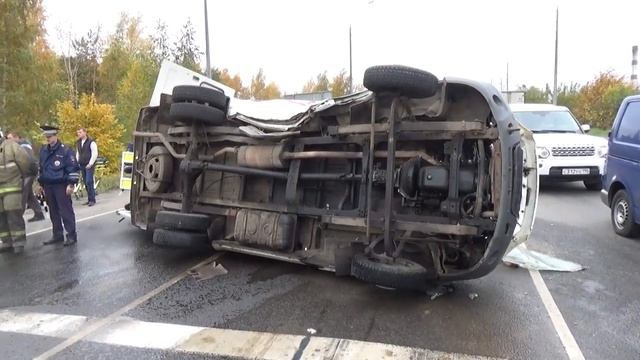 12 октября. В Рязани перевернулась машина скорой помощи смотреть онлайн