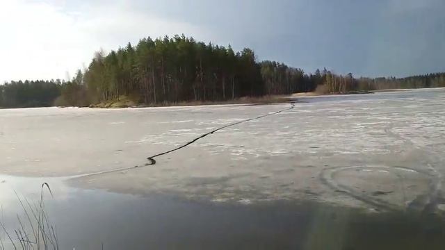 Одно из тысяч озер Финляндии. 27 апреля, а по открытой воде не половишь. Лёд.... смотреть онлайн