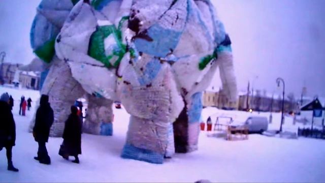 Гигантский слон из пластиковых бутылок. смотреть онлайн