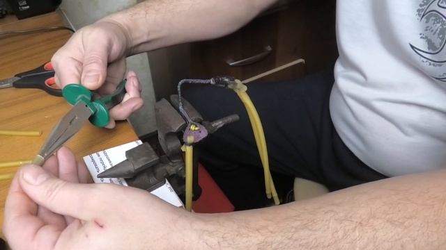 Рыбалка с рогаткой. Два способа установки резины на рогатку. Готовим к сезону охоты смотреть онлайн